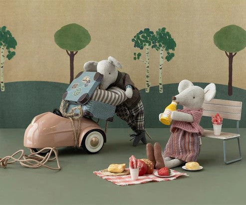 MAILEG - MOUSE: PICNIC SET IN A SUITCASE 