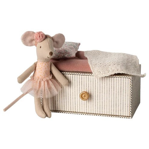 MAILEG - DANCING LITTLE SISTER MOUSE IN A DAYBED