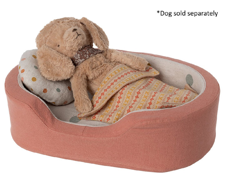 MAILEG - DOG PLUSH BASKET WITH PILLOW AND BLANKET: CORAL 