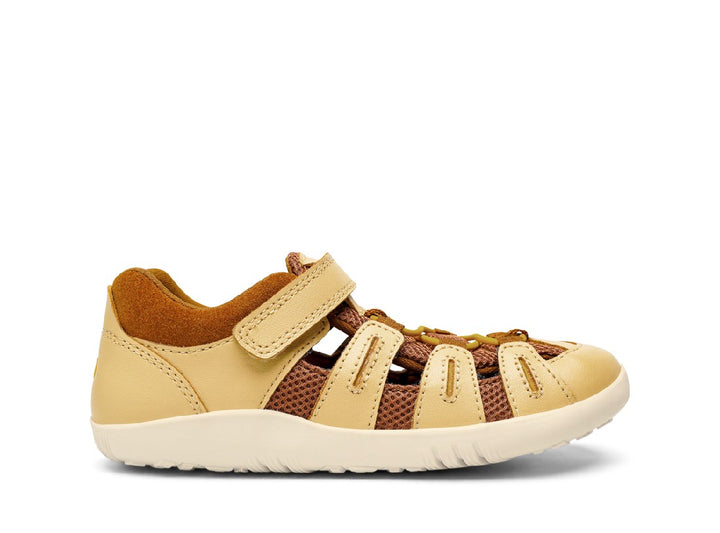 BOBUX - KID+ SUMMIT SANDAL: SAND + CARAMEL