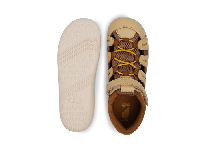 BOBUX - KID+ SUMMIT SANDAL: SAND + CARAMEL