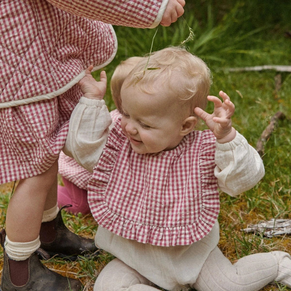 NATURE BABY - HETTY RUFFLE BIB: JAM CHECK [sz:0-6 MTHS]