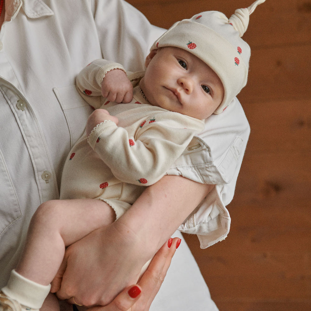 NATURE BABY - COTTON KNOTTED BEANIE: RASPBERRY PRINT [sz:NB]