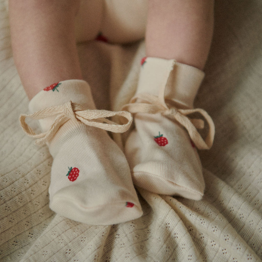 NATURE BABY - BOOTIES: RASPBERRY PRINT [sz:0-3 MTHS]