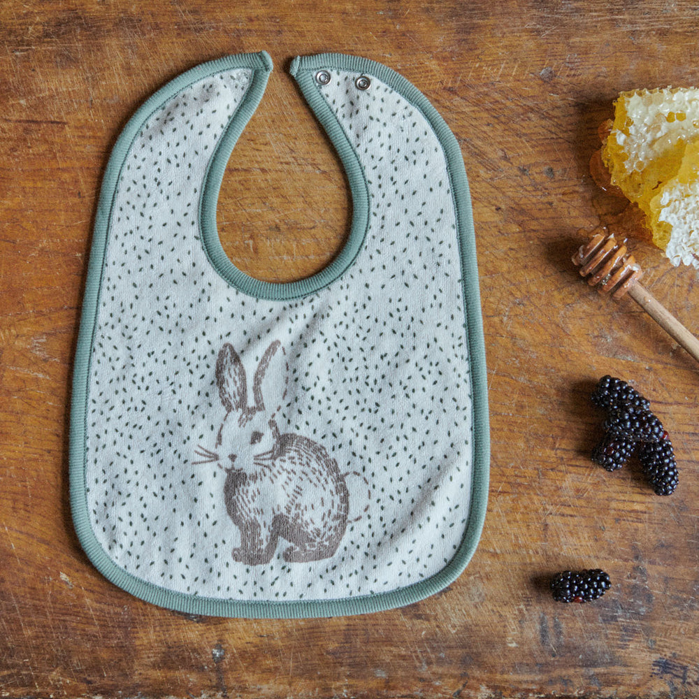 NATURE BABY - REVERSIBLE BIB: RABBITTY PRINT [sz:0-6 MTHS]