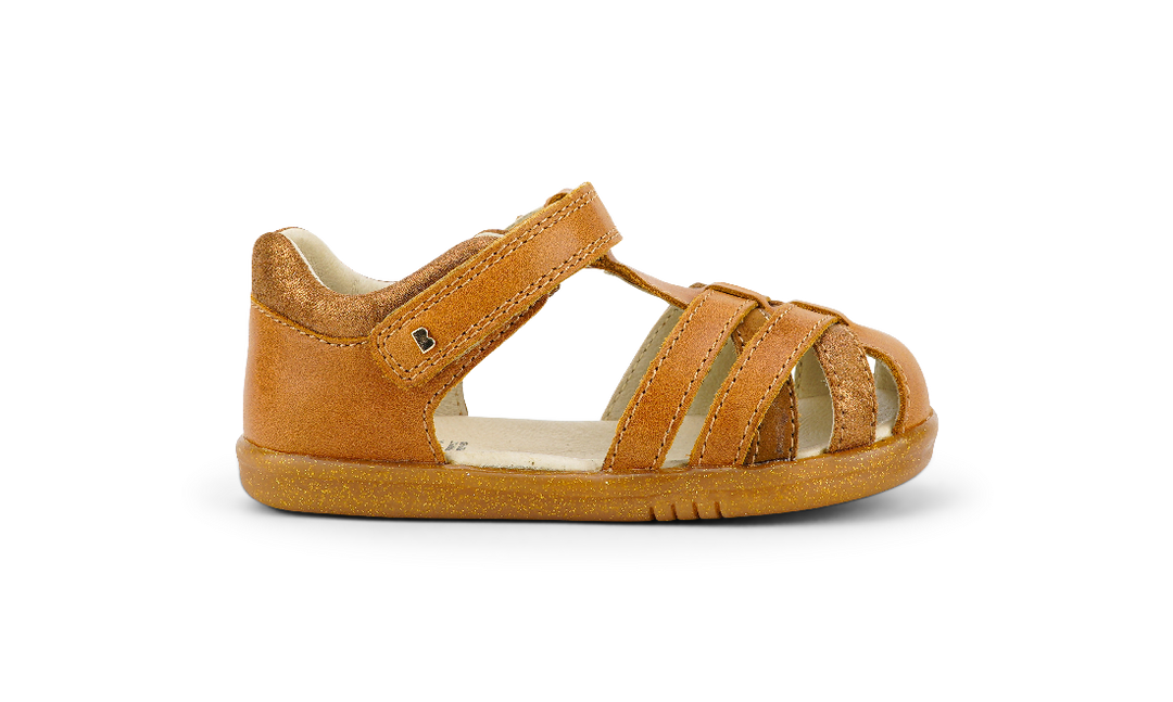 BOBUX - CROSS JUMP SANDAL: CARAMEL