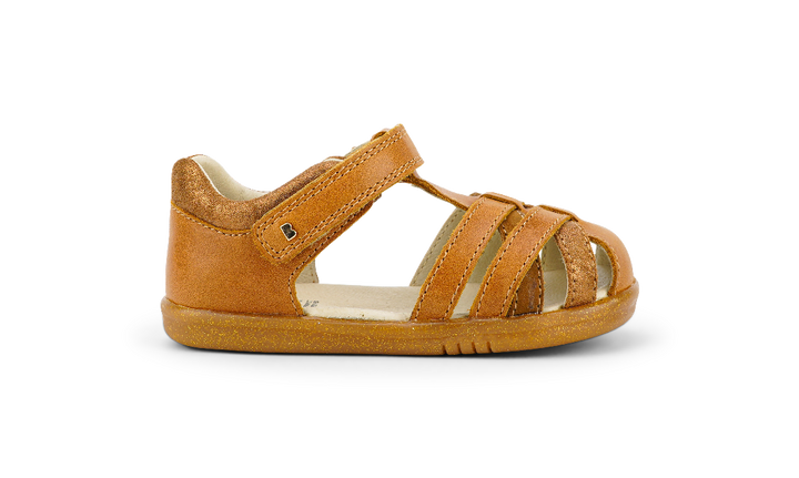 BOBUX - CROSS JUMP SANDAL: CARAMEL