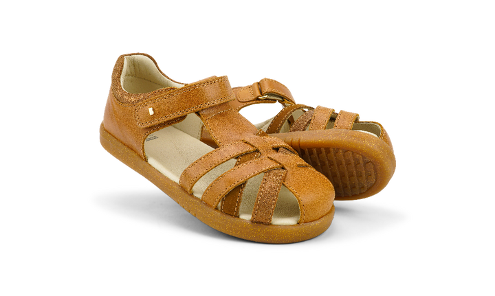 BOBUX - CROSS JUMP SANDAL: CARAMEL